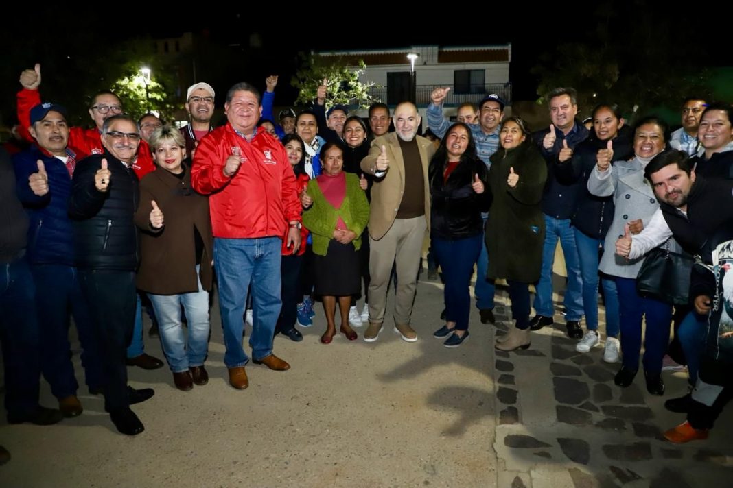 ALCALDE ENRIQUE GALINDO ENCIENDE ALUMBRADO TÁCTICO EN V. DE POZOS