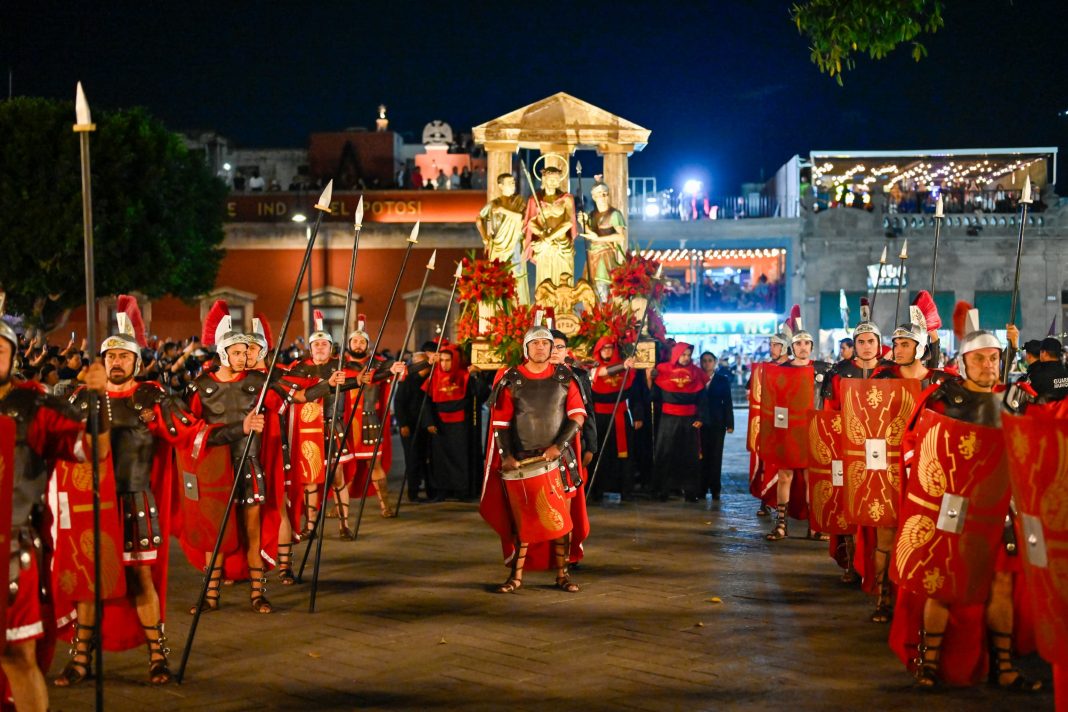 MILES DE VISITANTES VIVEN LA MAJESTUOSIDAD DE LA PROCESIÓN DEL SILENCIO