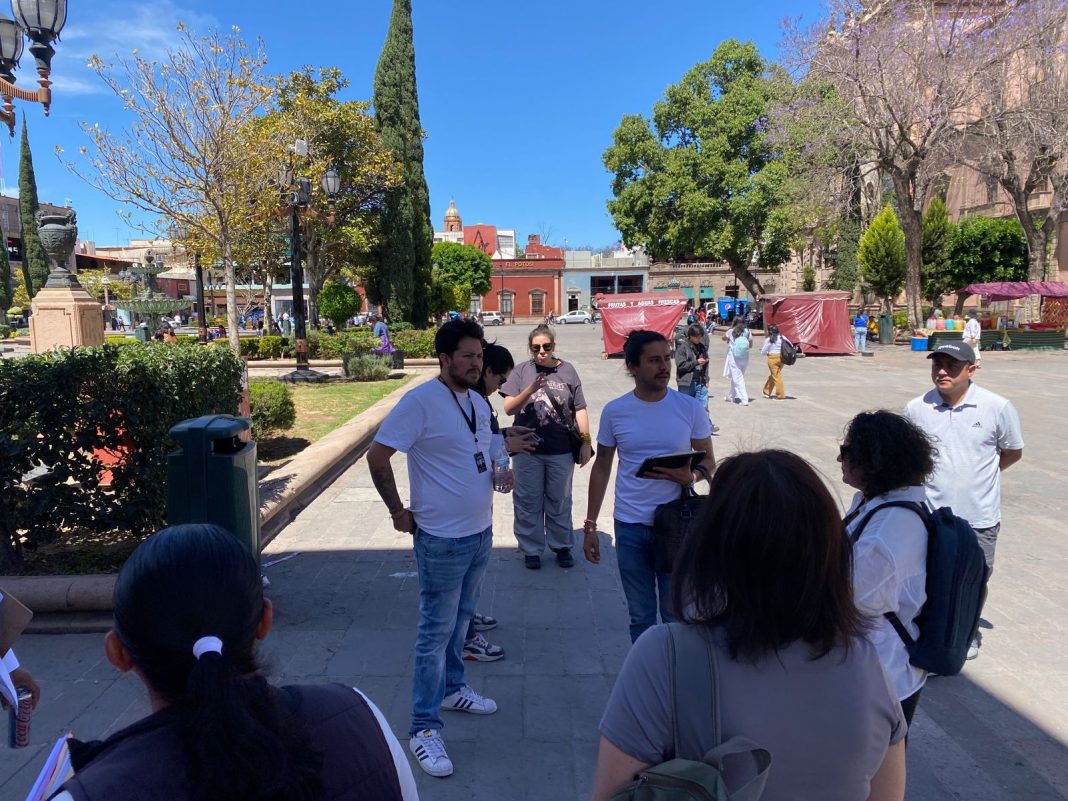 Comercio Municipal revisa posibles locaciones en el Centro Histórico de San Luis Potosí con empresa productora de series