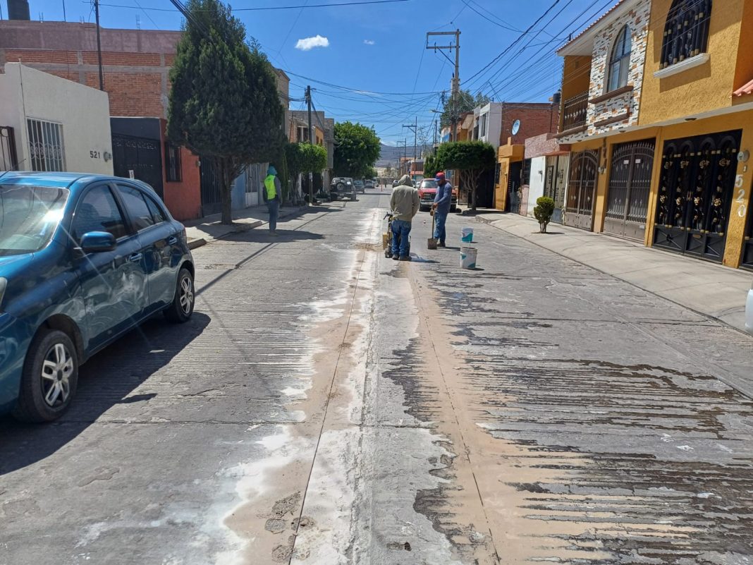 Interapas informa que por reparación de alcantarillado sanitario la calle Ópalo en Valle Dorado, se reducirá a un solo carril