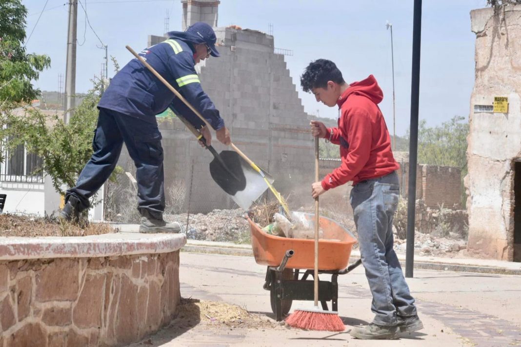 Ayuntamiento de SLP realiza acciones de limpieza y para garantizar agua potable en la localidad El Panalillo