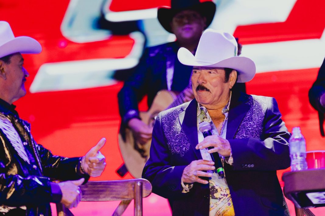 ¡NOCHE DE LEYENDAS!, PALOMAZO NORTEÑO COMPLACE A MILES EN LA FENAE