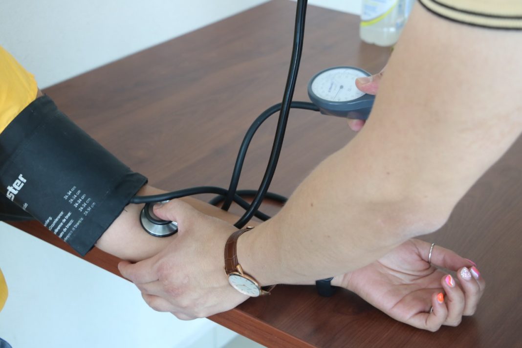 IMPORTANTE MEDIR LA PRESIÓN ARTERIAL CON PRECISIÓN, CONTRÓLELA Y VIVA SANO MÁS TIEMPO