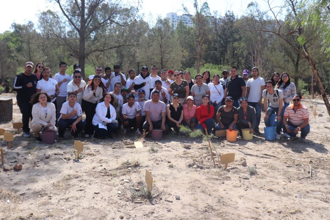 JÓVENES REALIZAN TRABAJO COMUNITARIO DE MANTENIMIENTO EN EL CAMINO A LA PRESA DE SAN JOSÉ