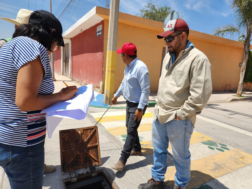 Tras revisión técnica a redes de agua en la colonia Las Flores, Interapas conecta agua a tres calles de la demarcación