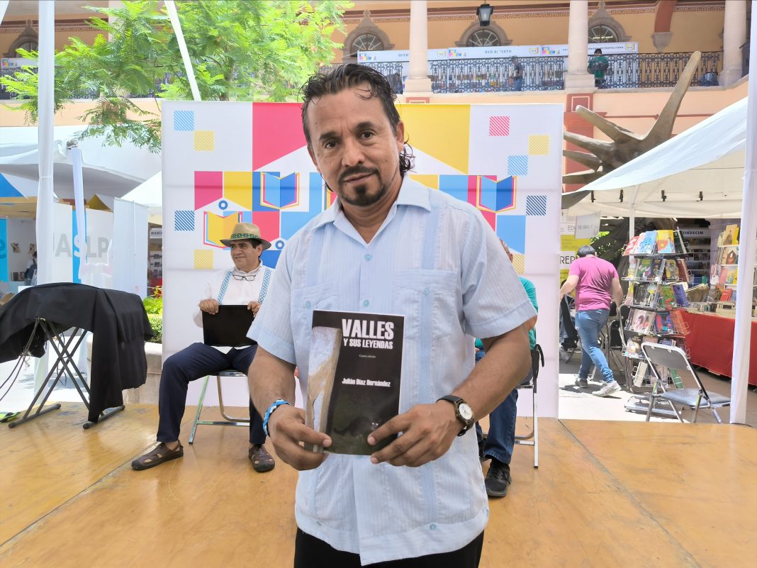 Se presentó la 4ª. edición de “Valles y sus leyendas” de Julián Díaz en la 48 FNLUASLP