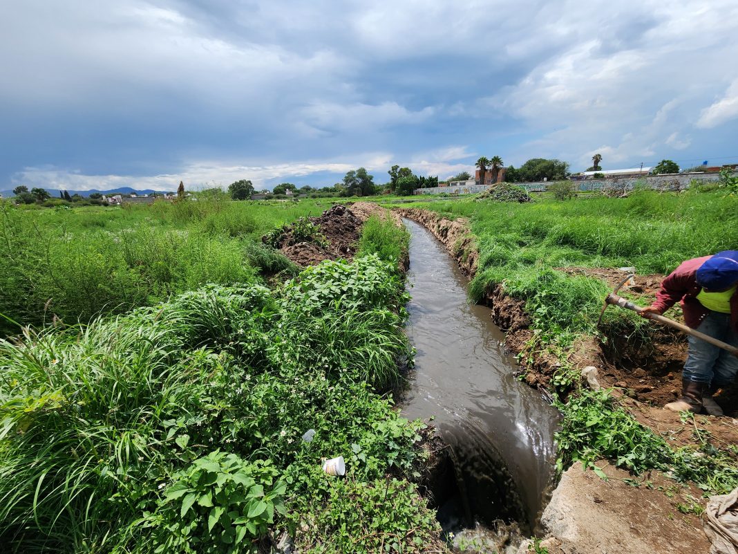 Para terminar con fuga de aguas negras Interapas rehabilita drenaje en prolongación Moctezuma de la colonia Tercera Grande