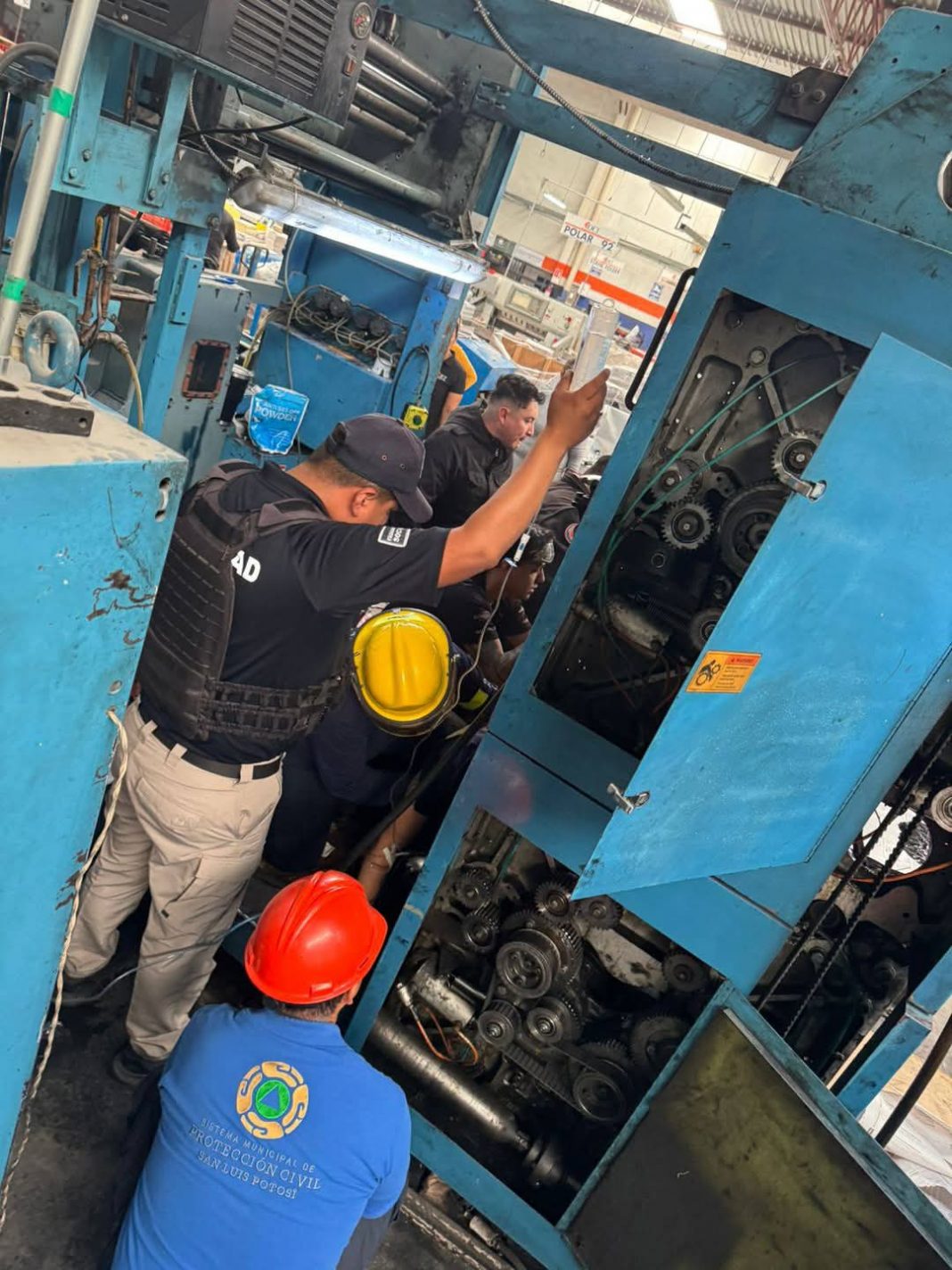 TRABAJADOR ES PRENSADO POR UNA MÁQUINA