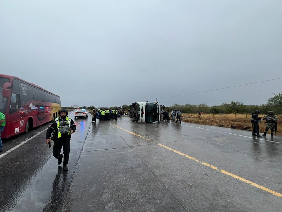 VUELCA AUTOBÚS CON 40 PASAJEROS EN NUEVO LAREDO