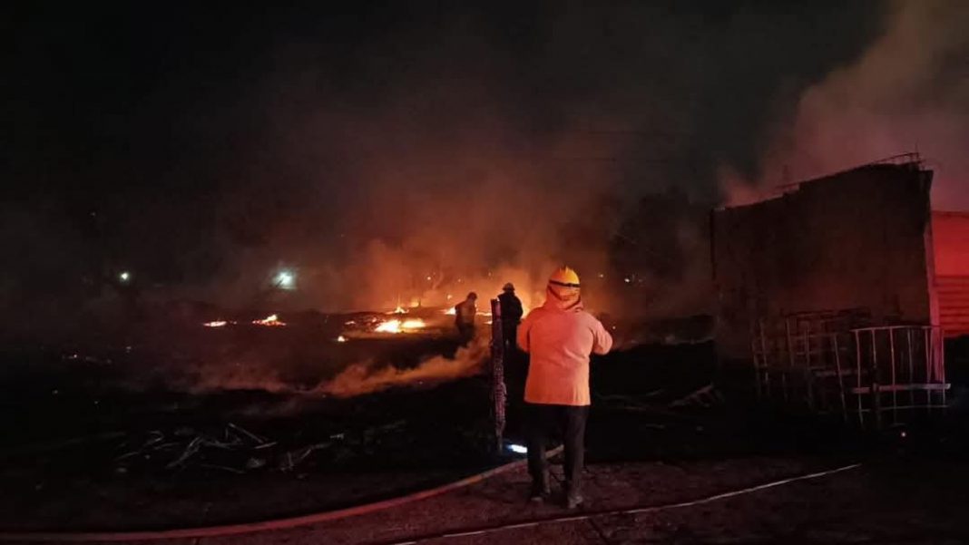 INCENDIO DEVORA TARIMERA EN CARRETERA RIOVERDE Y DEJA SIN LUZ A VARIAS COLONIAS