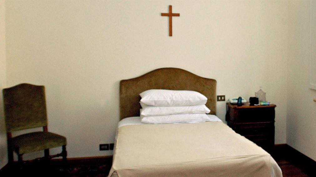 📰 EL VATICANO DIFUNDIÓ UNA FOTO 🖼️ DE LA HABITACIÓN 🛏️ DEL PAPA FRANCISCO 🙏
