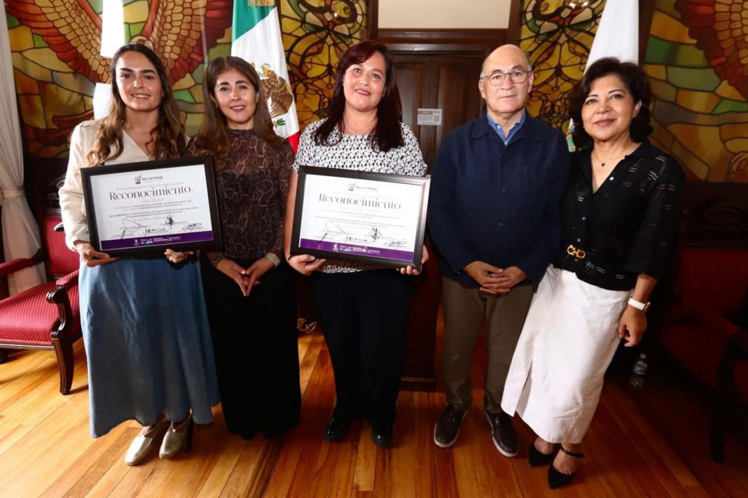 ENTREGAN PREMIO MUNICIPAL DE LA MUJER 2025 EN SAN LUIS CAPITAL