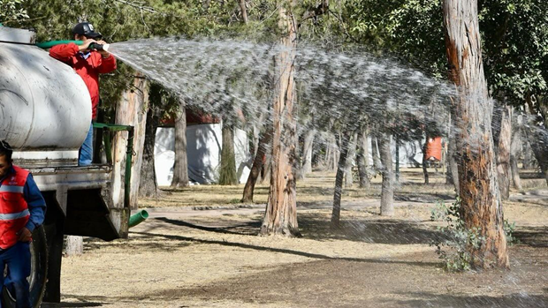 Gobierno de la Capital refuerza riego en Parque de Morales