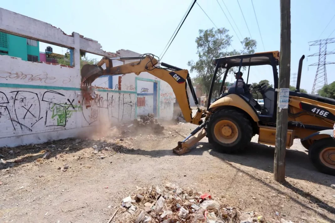 Enrique Galindo inicia transformación urbana en Arbolitos con demolición de fincas peligrosas