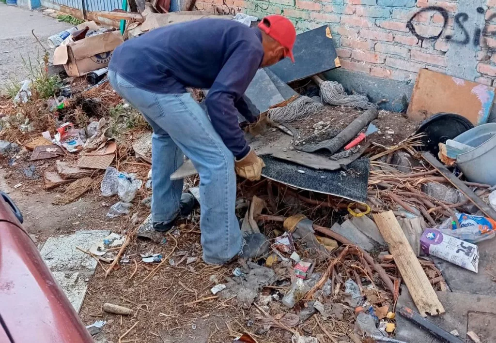 Gobierno Municipal responde a denuncias ciudadanas y retira montoneras de basura