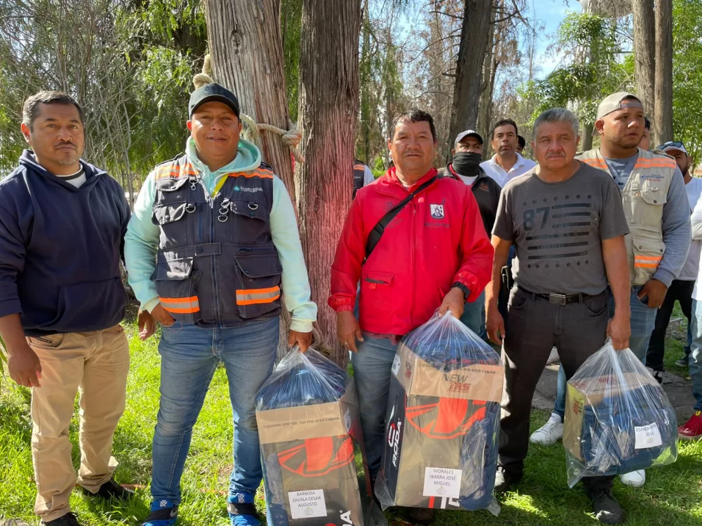 Director de Interapas entrega nuevos uniformes y equipo a personal de campo