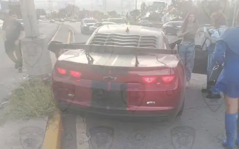 🚗 Camaro se estrella contra poste en Salvador Nava; conductor queda herido y atrapado
