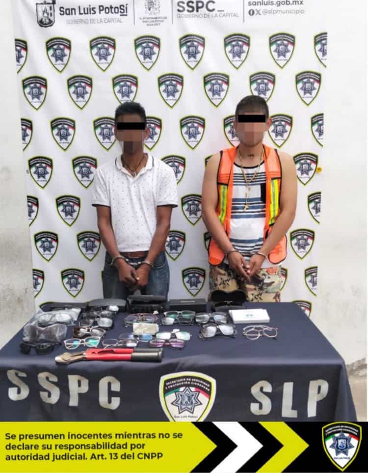 🕶️ Detienen a dos hombres por robo en óptica de Carranza; tenían droga y 30 lentes
