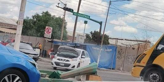 Otro accidente en Eje 104 y Av. Industrias por semáforo dañado