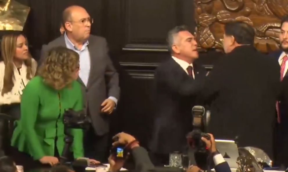 ENTRE EMPUJONES Y GRITOS CIERRAN SESIÓN EN EL SENADO 🚨
