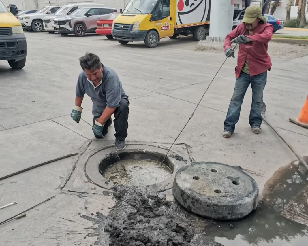 Interapas atiende fuga de drenaje en Acceso Norte
