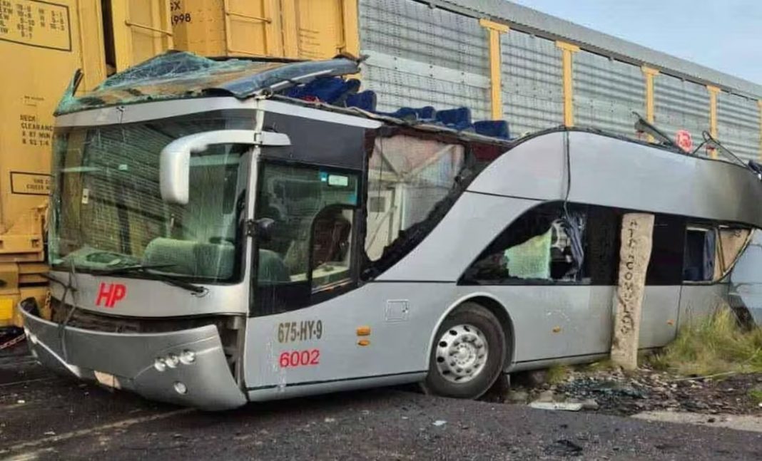 TRAGEDIA: 8 MU3RTOS Y MÁS DE 40 LESIONADOS TRAS LA EMBESTIDA DE UN TREN A UN AUTOBÚS EN #Atlacomulco