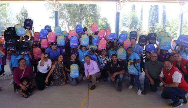 “Te Cambio la Mochila” llega a la Delegación La Pila para fortalecer la educación de la niñez de la Capital