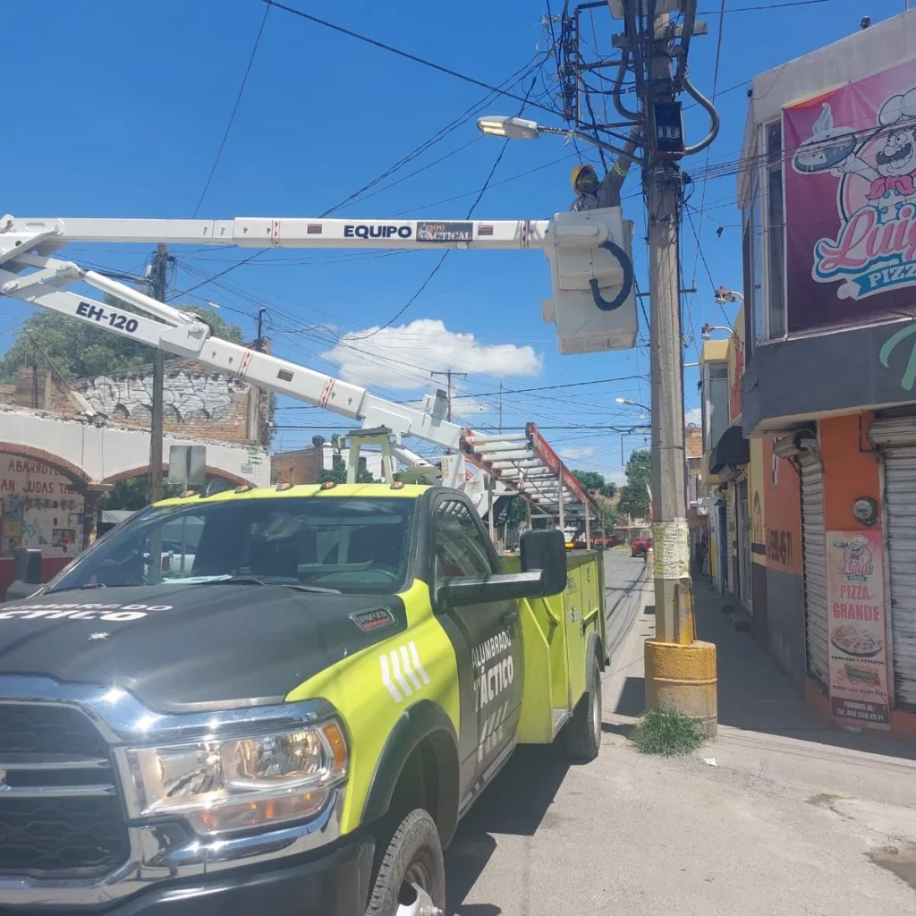 Rehabilita Gobierno de la Capital fallas eléctricas en Prolongación Muñoz