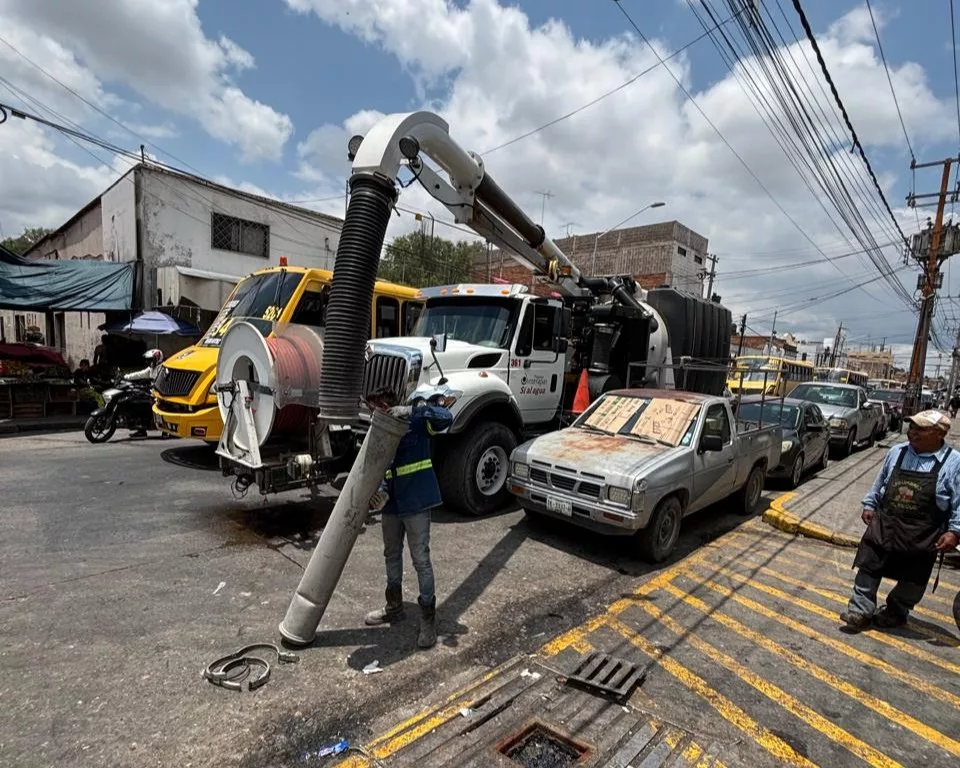 INTERAPAS mantiene desazolve preventivo de drenajes: se retiraron 70 toneladas de residuos en julio