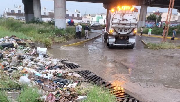 Interapas retira grandes cantidades de basura en El Aguaje tras lluvias