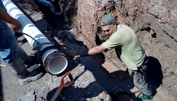 Interapas repara fuga en la colonia Rural Atlas, mejorando el suministro en dos colonias