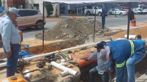 INTERAPAS restablece suministro de agua en Privadas de la colonia Alborada de Tequisquiapan.