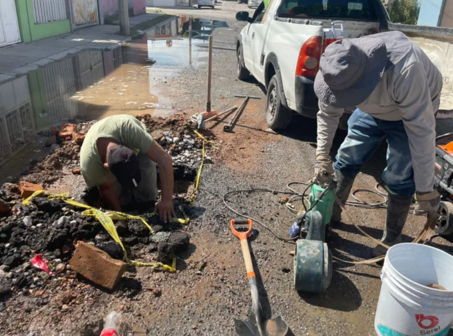 Interapas frena fuga de gran magnitud y renueva tubería en la calle Nácar del fraccionamiento Industrias