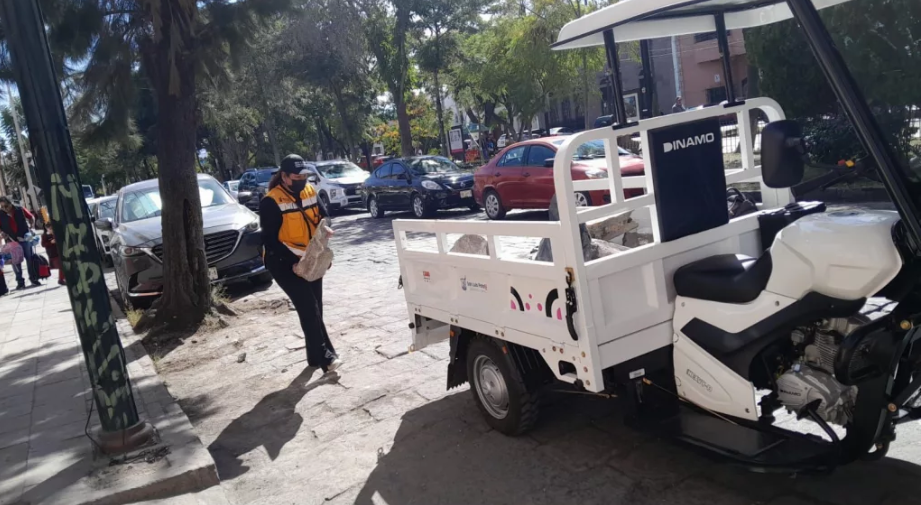 Retiran obstáculos para mejorar la movilidad peatonal en el Centro Histórico
