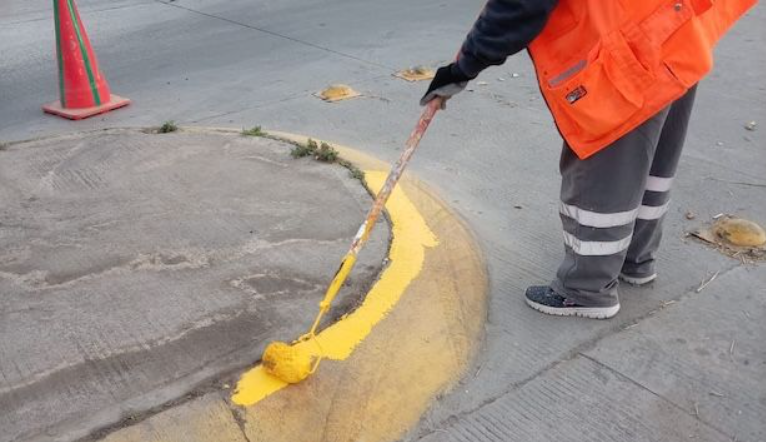 Gobierno de la Capital mejora la imagen urbana con pintado de guarniciones en la calle Belisario Domínguez