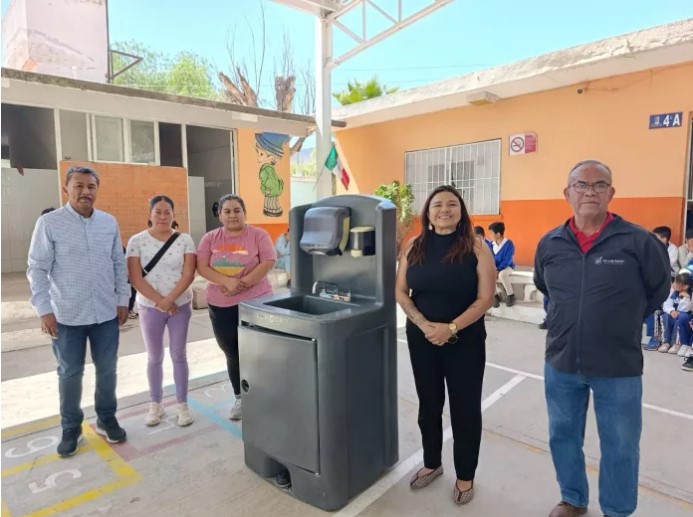 Unen esfuerzos empresa y delegación de La Pila en beneficio de estudiantes