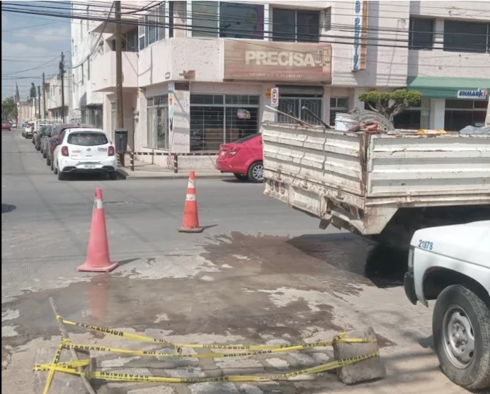INTERAPAS restituye adoquín en Mariano Ávila tras reparación de fuga
