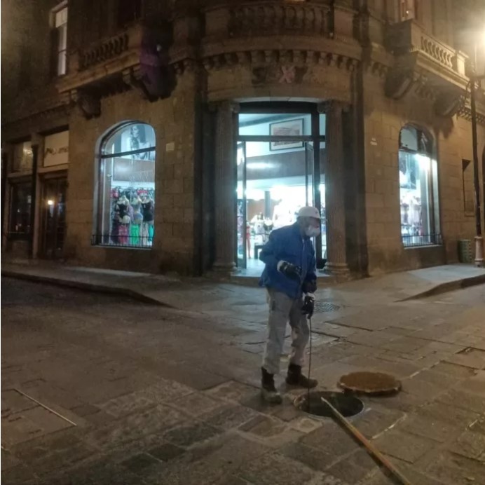 Sin descanso, Interapas mantiene desazolves en el Centro Histórico
