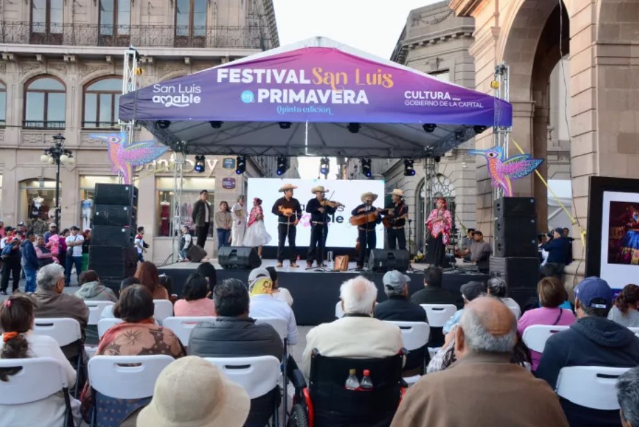 Huapango y tradición conquistan Plaza de Armas en Festival San Luis en Primavera