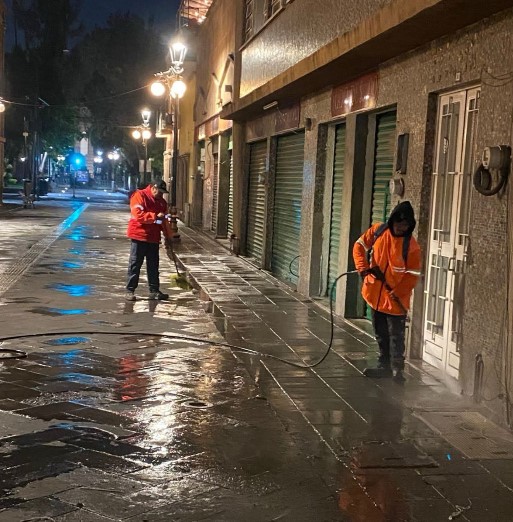 Gobierno de la Capital realiza labores nocturnas de limpieza en el Centro Histórico